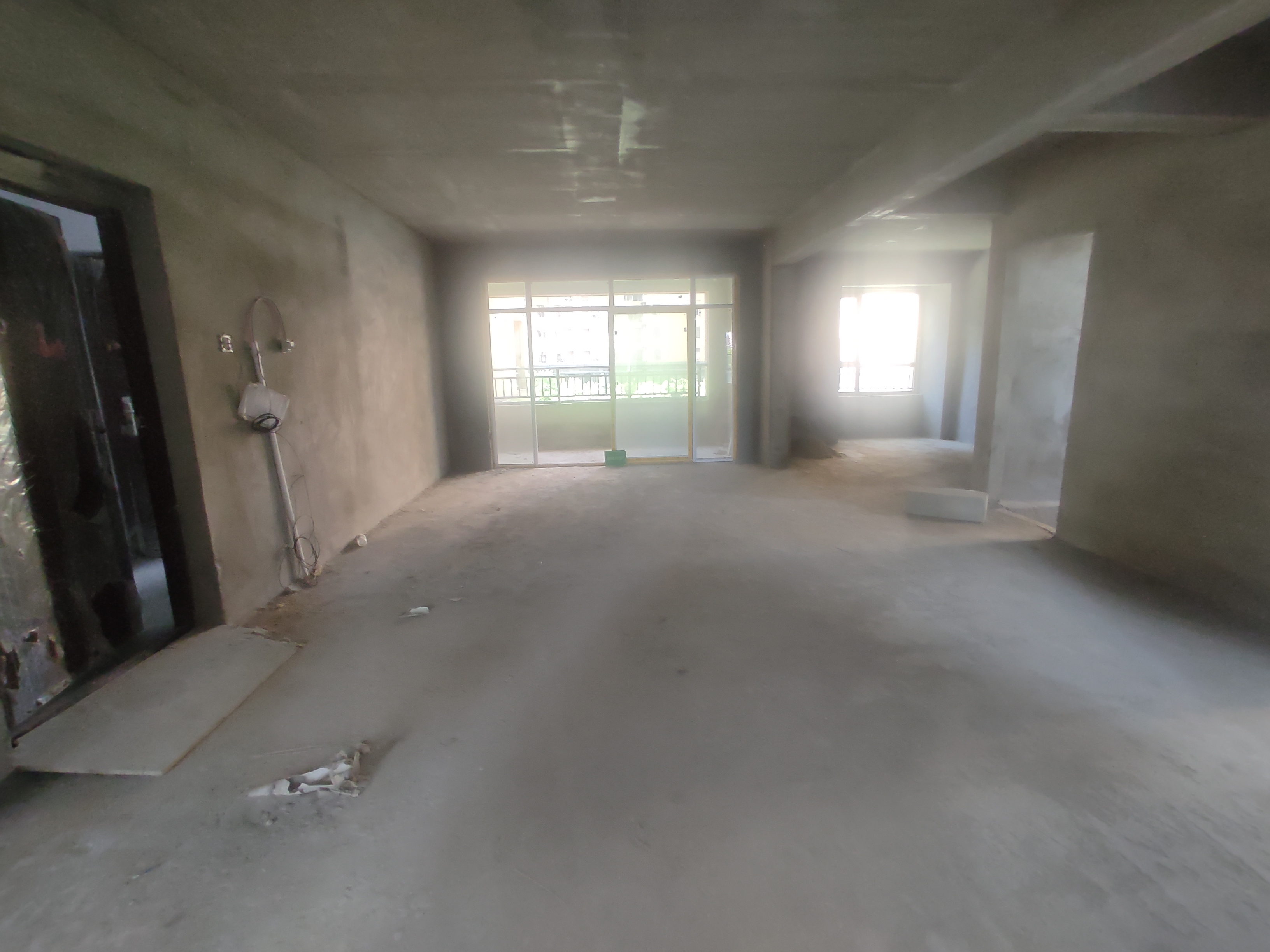 沔阳公馆毛坯三房两卫边户.代超达露台担架只要5000.看房方便