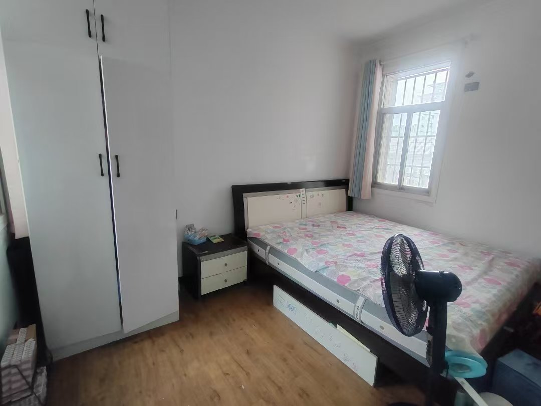 复州花园.精装三房.房子成色新.证件满二.看房方便