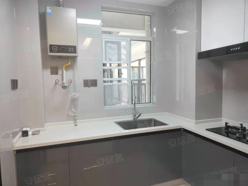 沔阳悦府，送车位，电梯8楼，老证。精装三房二厅二卫，中央空调，领包入住