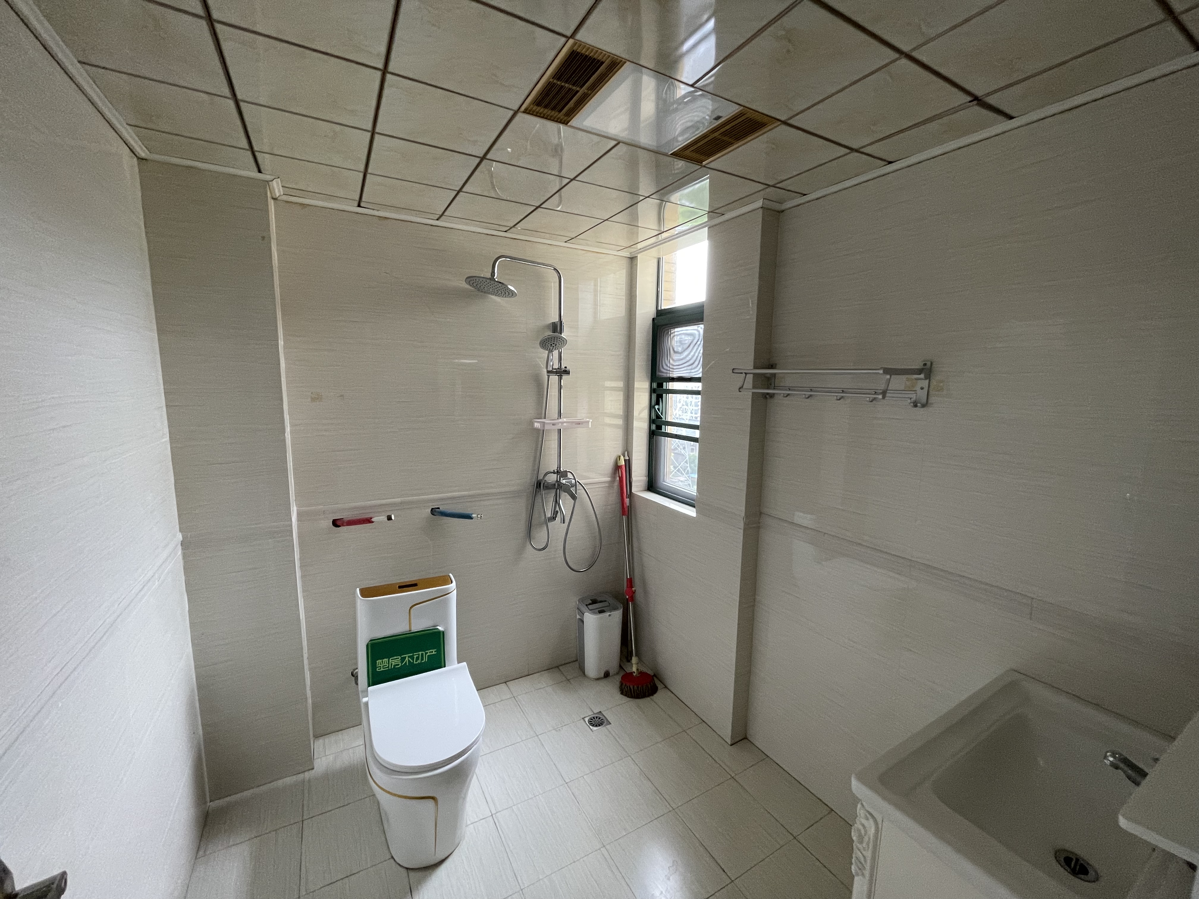 实验叁晓门口，新城一号，精装三房，南北通透，证件满二，成色新，看房方便