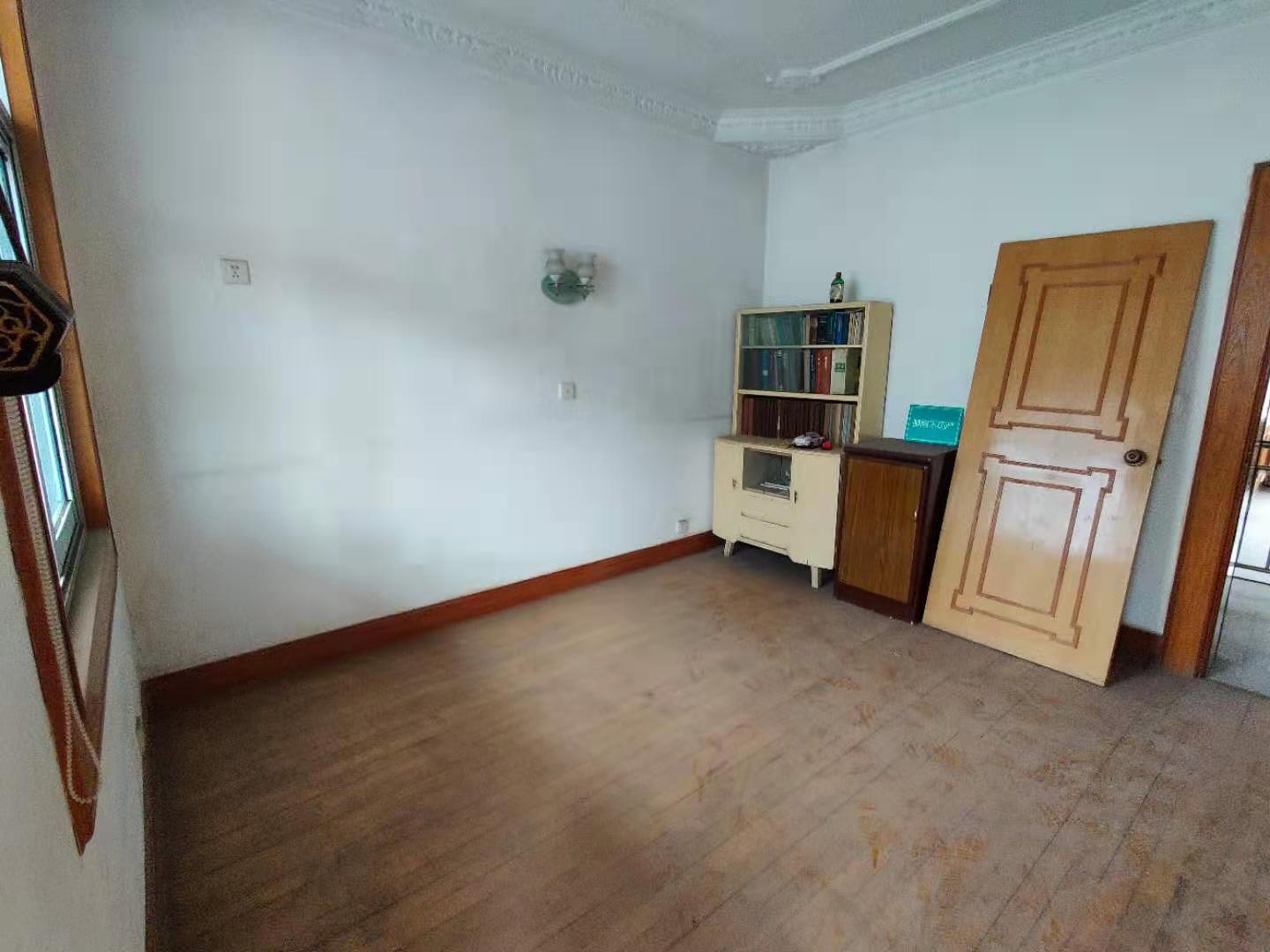 急卖！卫生小区中医院后体育广场武商近在 步梯好楼层三房朝南