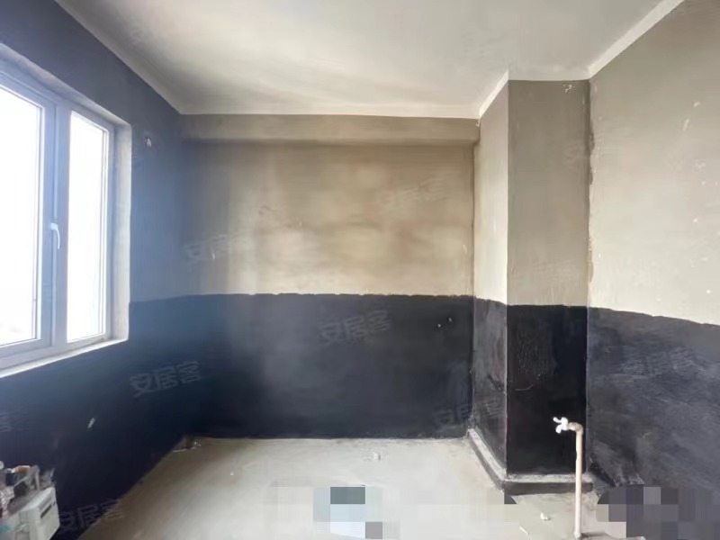 捡漏,森林国际6期，,湖景现房,毛坯大四房，单价5200，证满二，好楼层