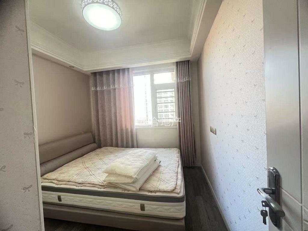 沔阳公园旁，新城壹号五期，电梯小高层。精装4房2卫，好楼层，房子在7楼，成色新，