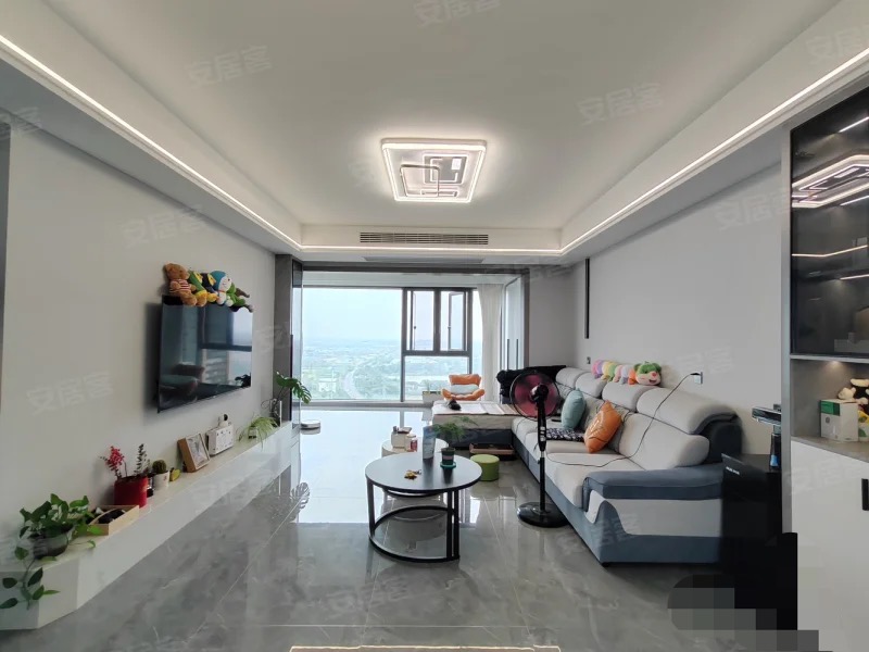 业主诚心出售，城南 ，新沔中旁，全新精装三房，单价4600，送车位，边户双阳台