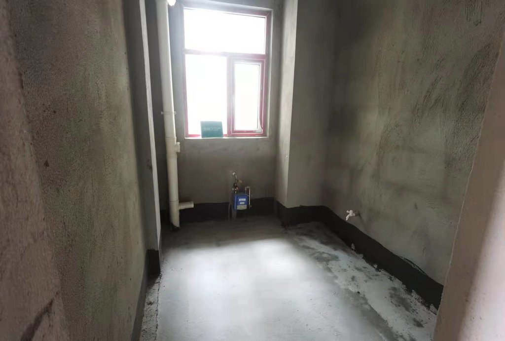 风和日丽.毛坯三房.买房送车位.中间楼层.看房方便