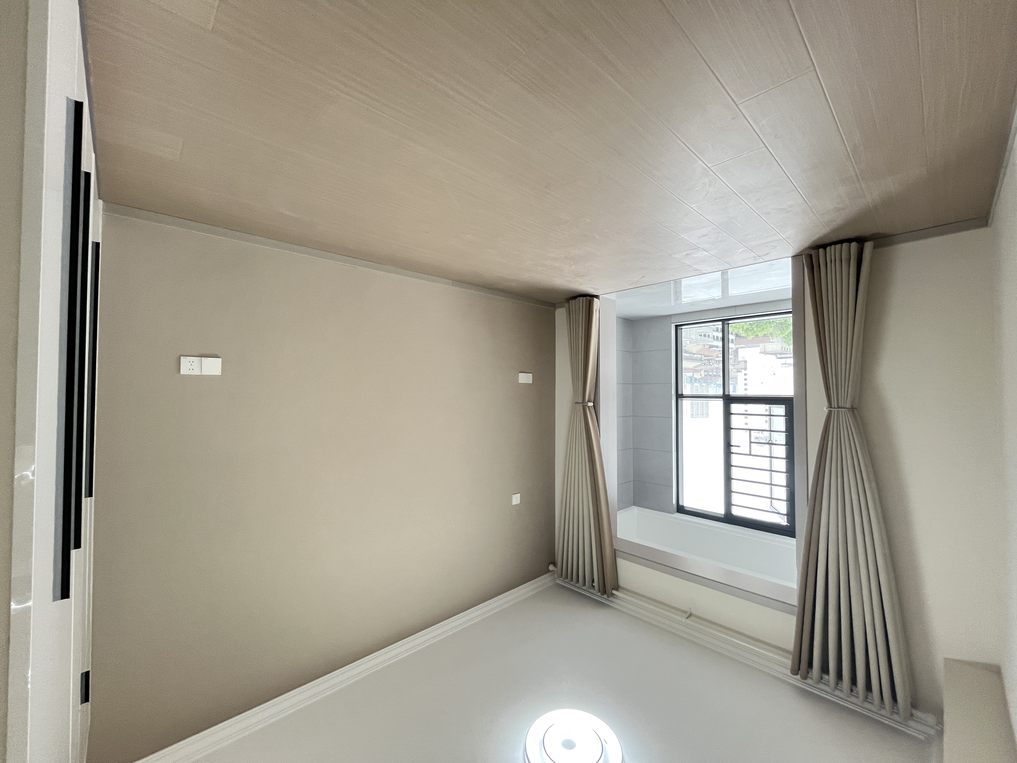 仙桃‮城商‬旁，全新装修3房​，三中，实验‮学小‬队口​，电梯11楼，手付1W带走