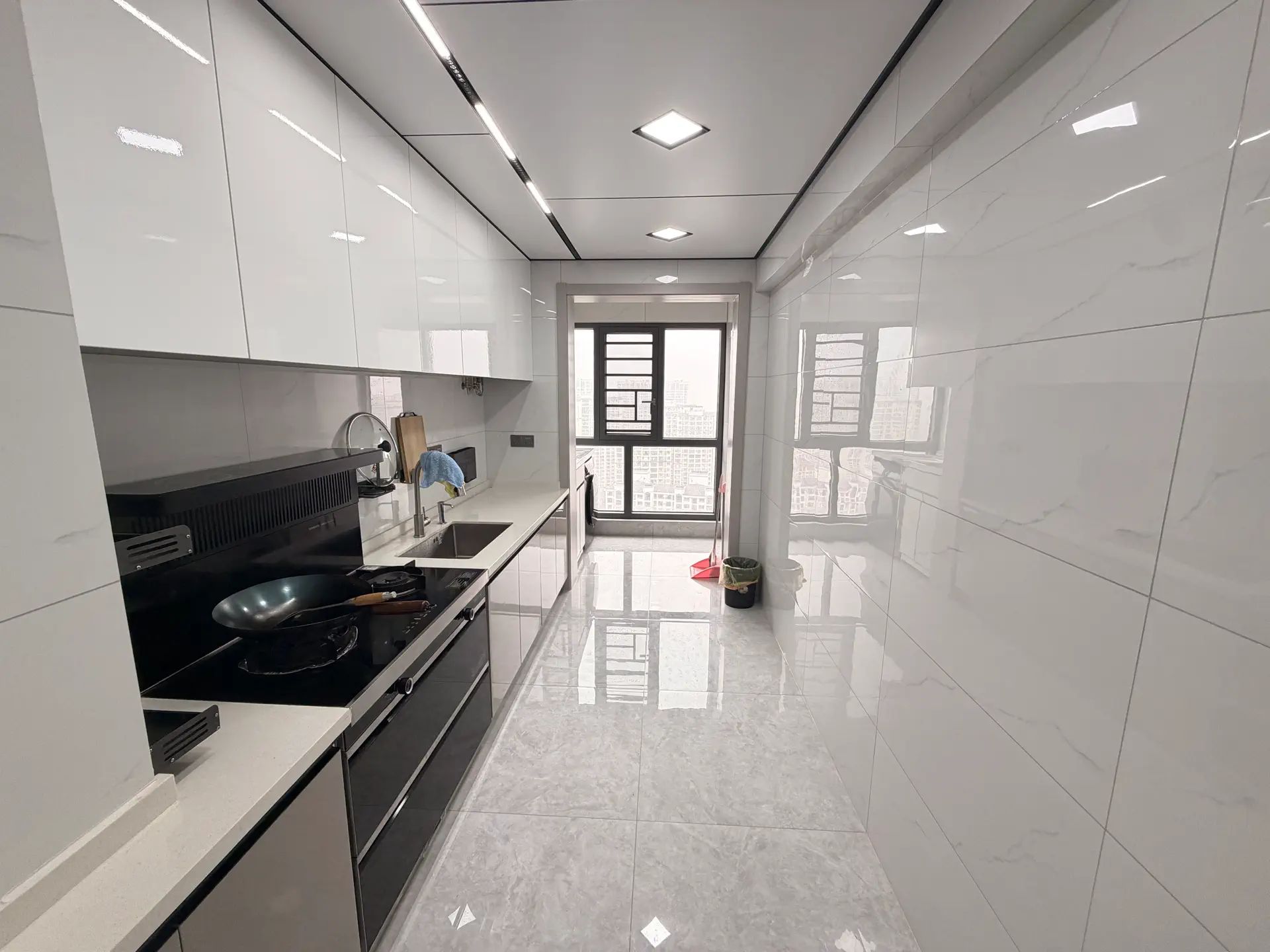 吾悦广场旁，元泰C区，精装三房两卫四阳台，9.9成新，6k多单价，电梯好楼层价格看中可谈❗️