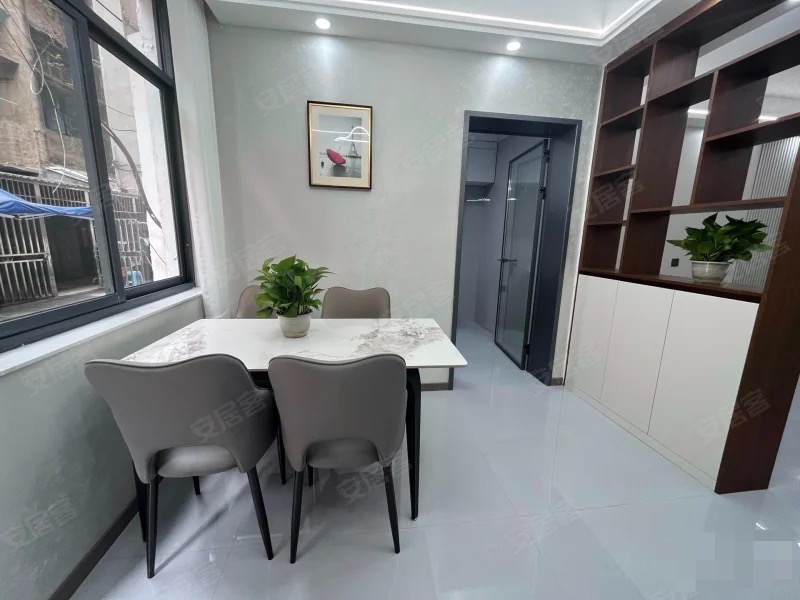 武商附近，步梯一楼，精装三房两卫，带院子，满五，全新装修，老证