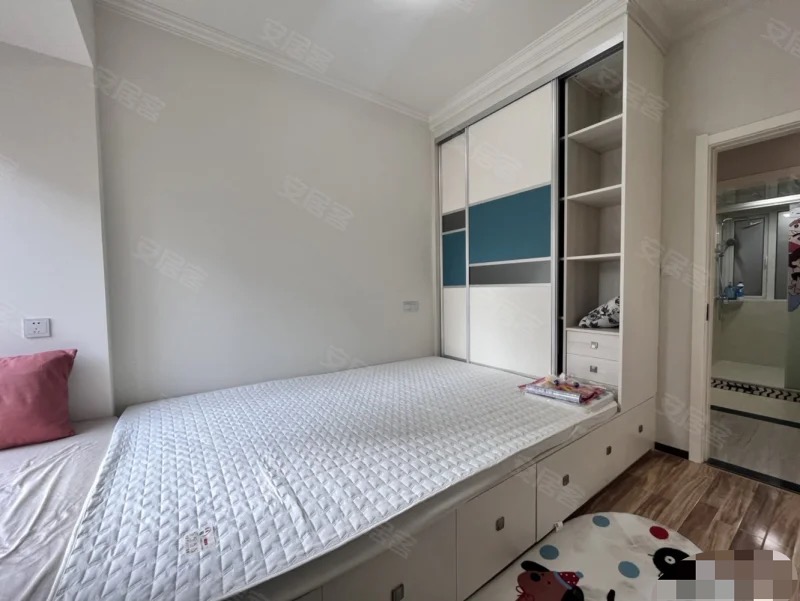 捡漏，森林国际，湖景房，精装三房，99新装修，南面无遮挡，满二，奶油风，新二中