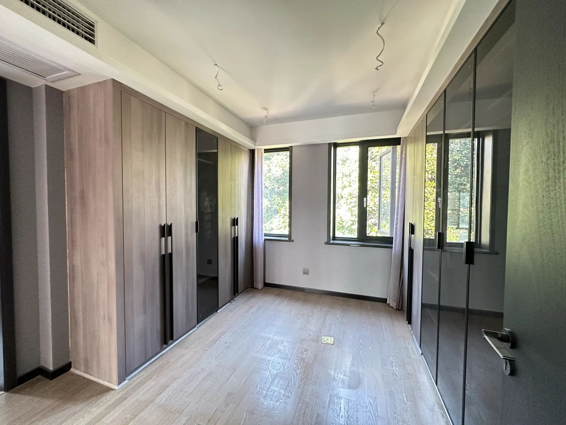 亏本出，绿地，‬别墅，边‮带户‬大院子，成色新，拎包入住