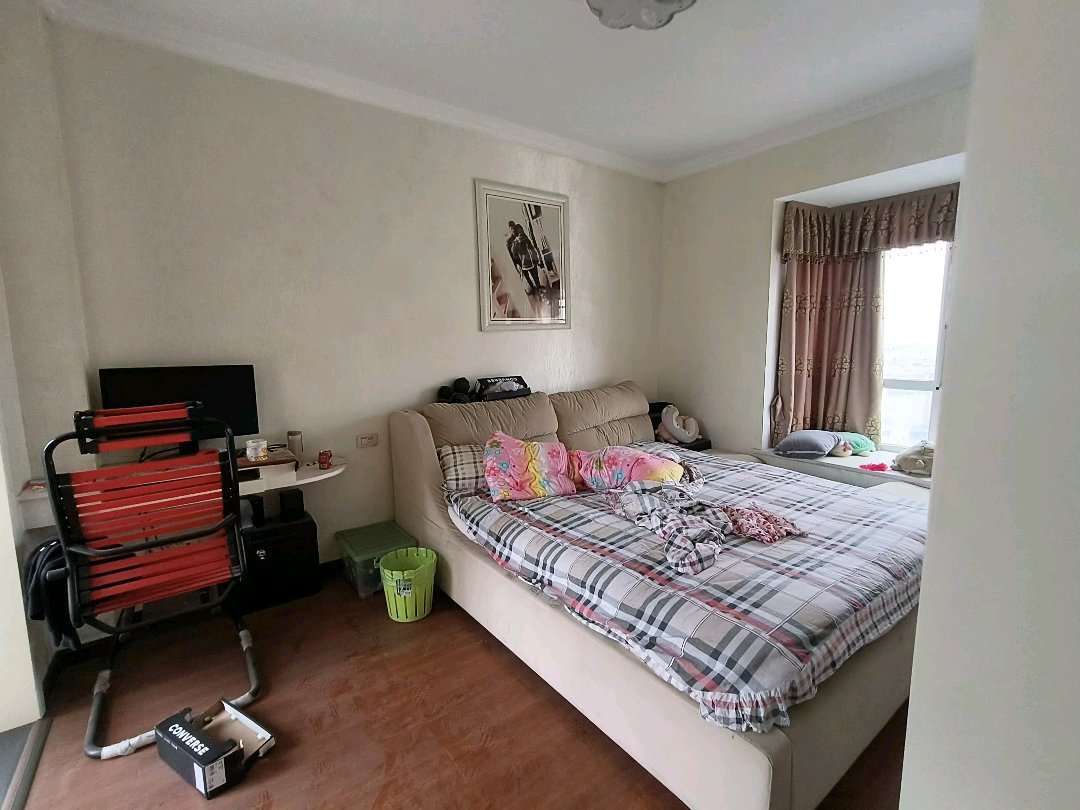 仙桃一中正对面，翰墨苑，电梯好楼层，南北通透，边户，带车位，成色新，家具家电齐全，证满二