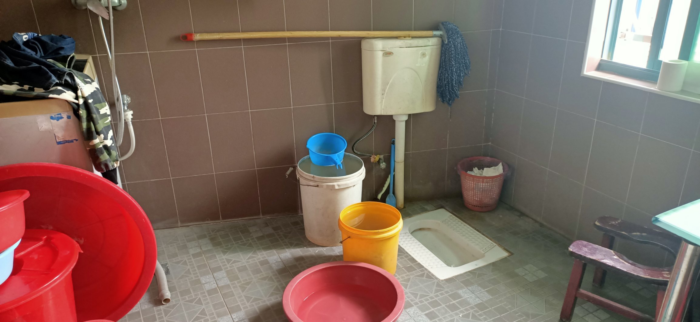 青青家园四期顶楼送超大露台，三室两厅两卫，小区环境好