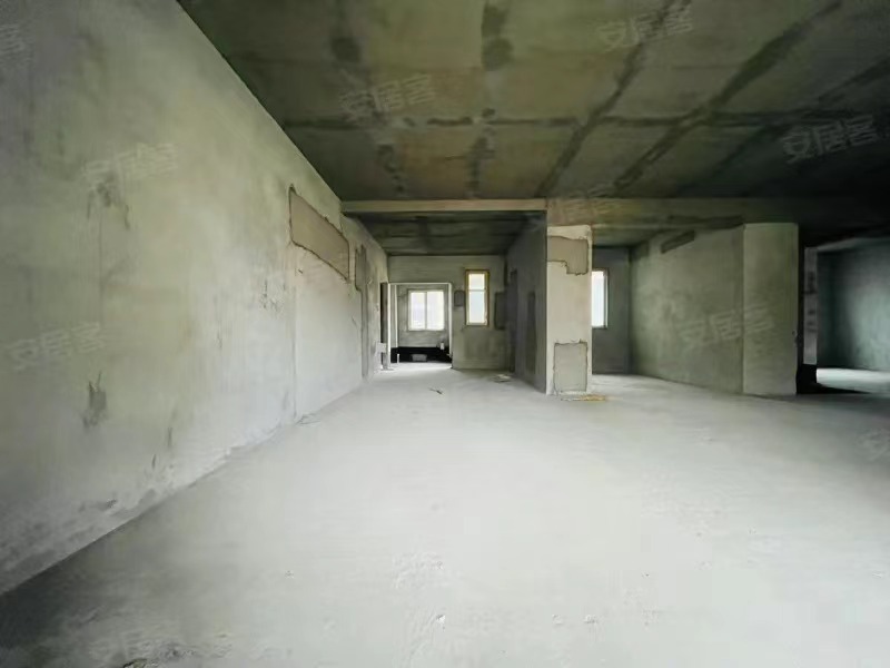 降价了，房东急售，城南新小区，电梯好楼层24楼，单价6153，边户，带车位，毛坯大四房，证满二，双阳台