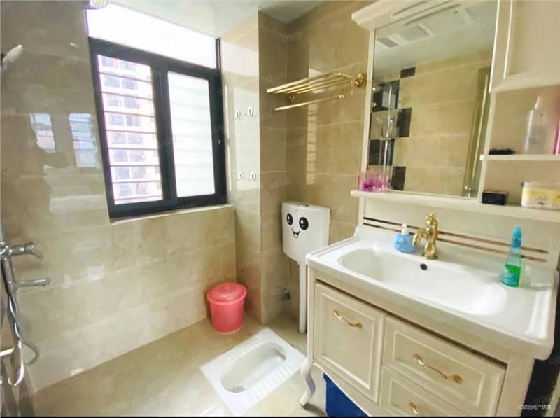 城西红树湾，精装大三房，满二，诚心出售，东边户