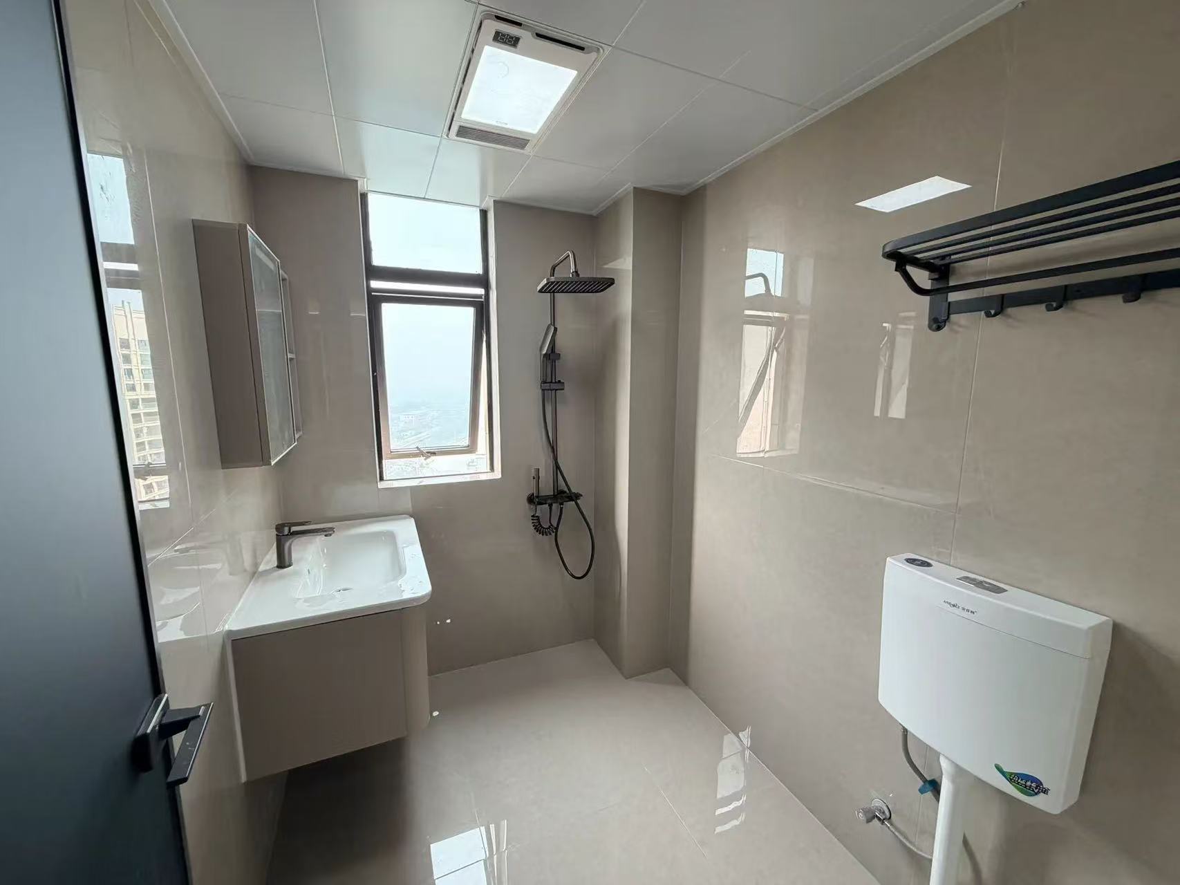 城南，御湖世家，湖景房，电梯好楼层，单价5600多，送车位证满二