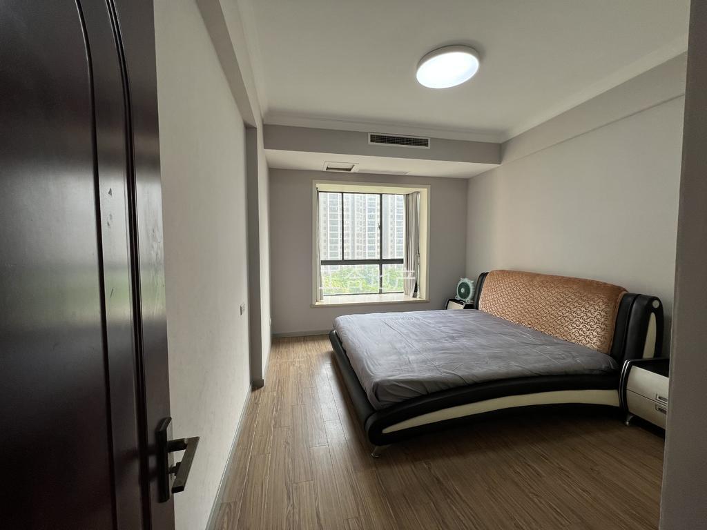 城南，忆美国际公馆，精装大四房，电梯5楼，装修成色新，单价4字出头，证满二