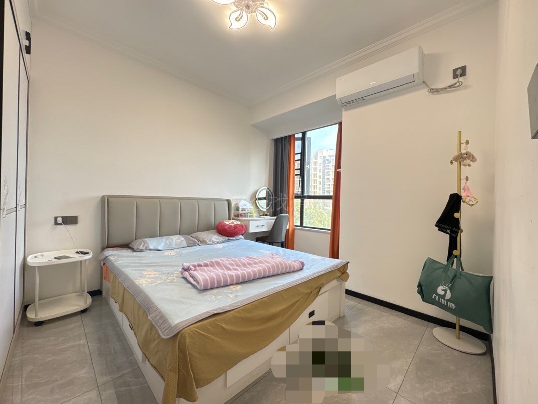 房东亏本出手，急售，元泰未来城A，精装小三房，9.5新，楼层好，三中