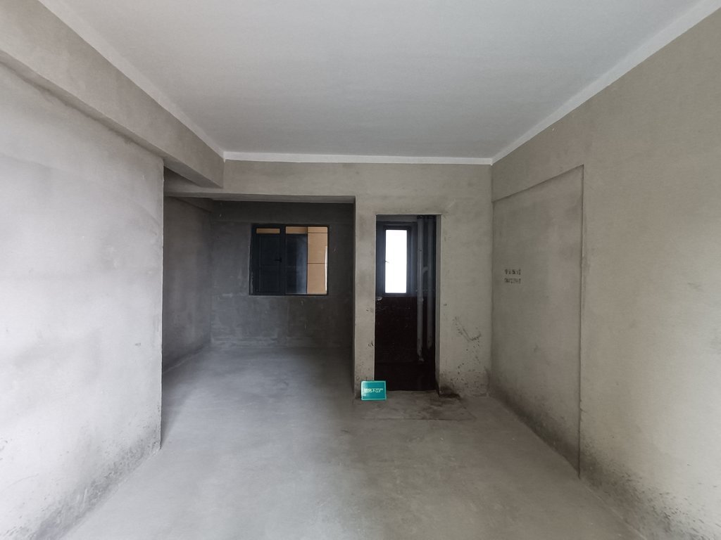 交投满庭春.毛坯三房.小区环境好.看房方便