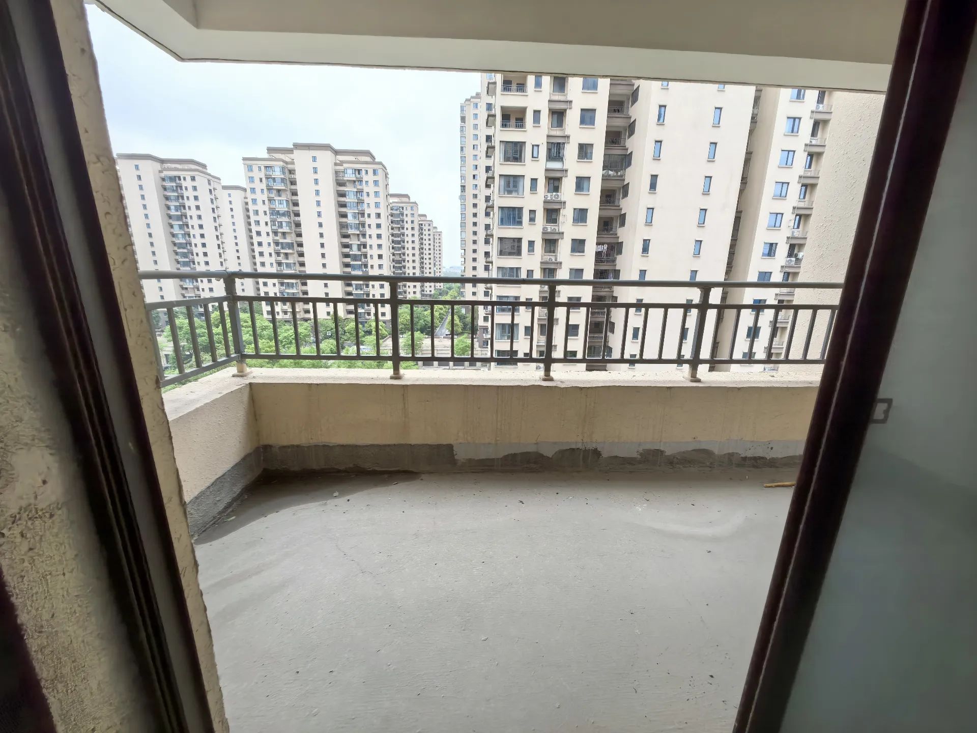 吾悦广场旁，荣怀及第世家，电梯好楼层，毛坯现房。大四房宽敞通透，证满二