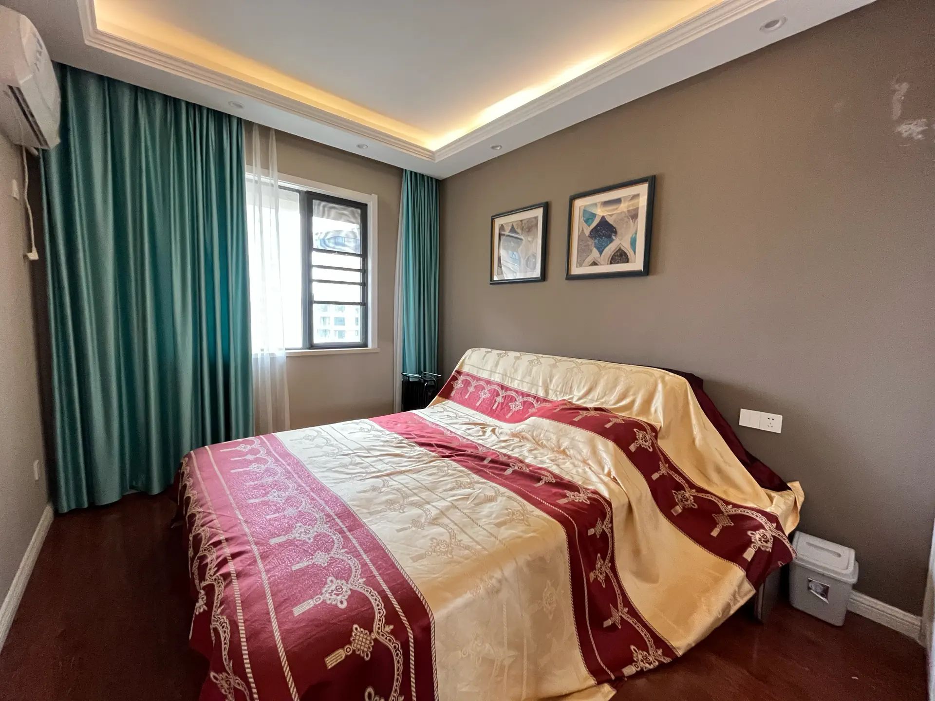 城东流潭公园旁，公园世家hao装100个小高层顶复，家电全送