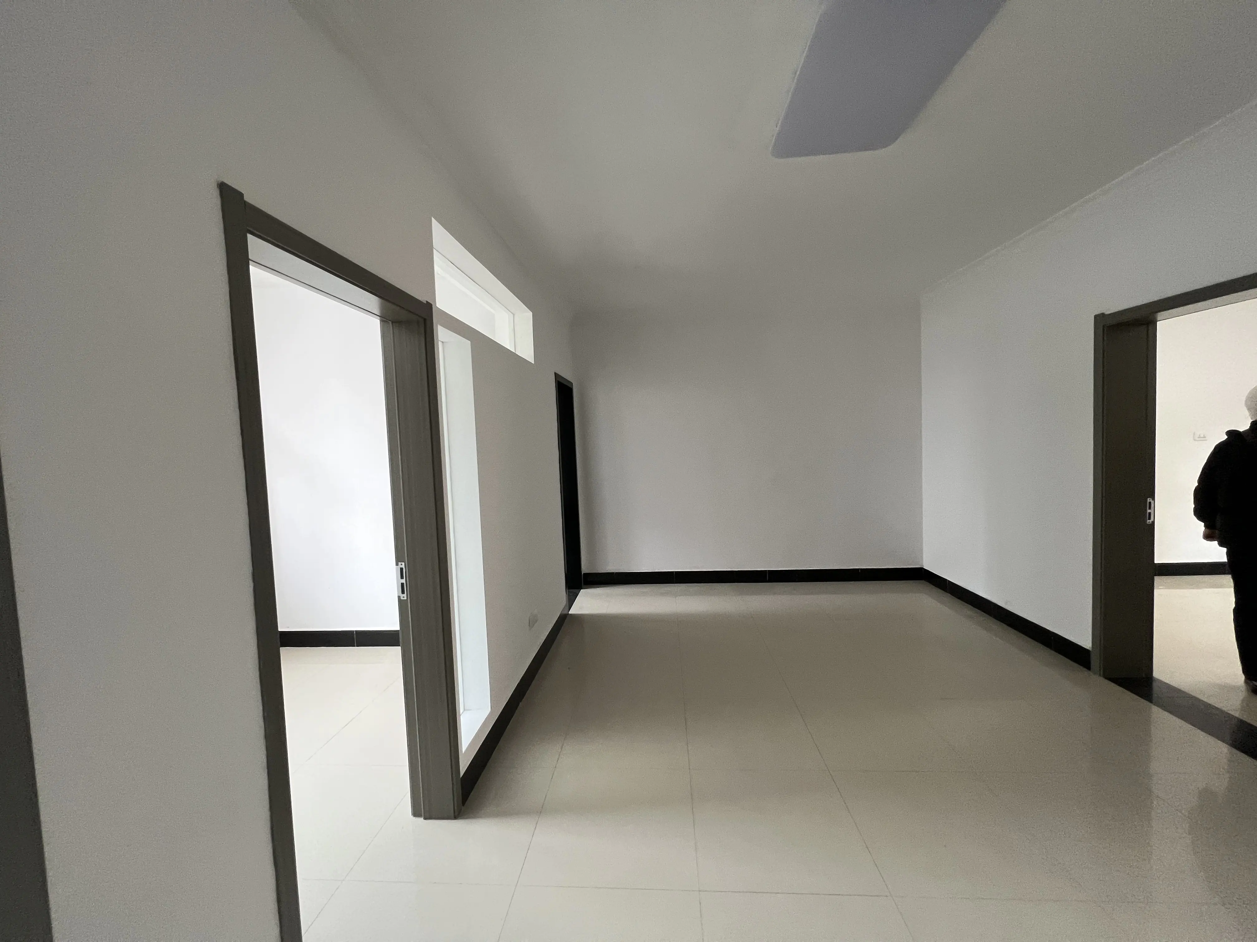 鸿晧苑小区2室2厅已装修房屋保养不错外观成色很新，优价出售！