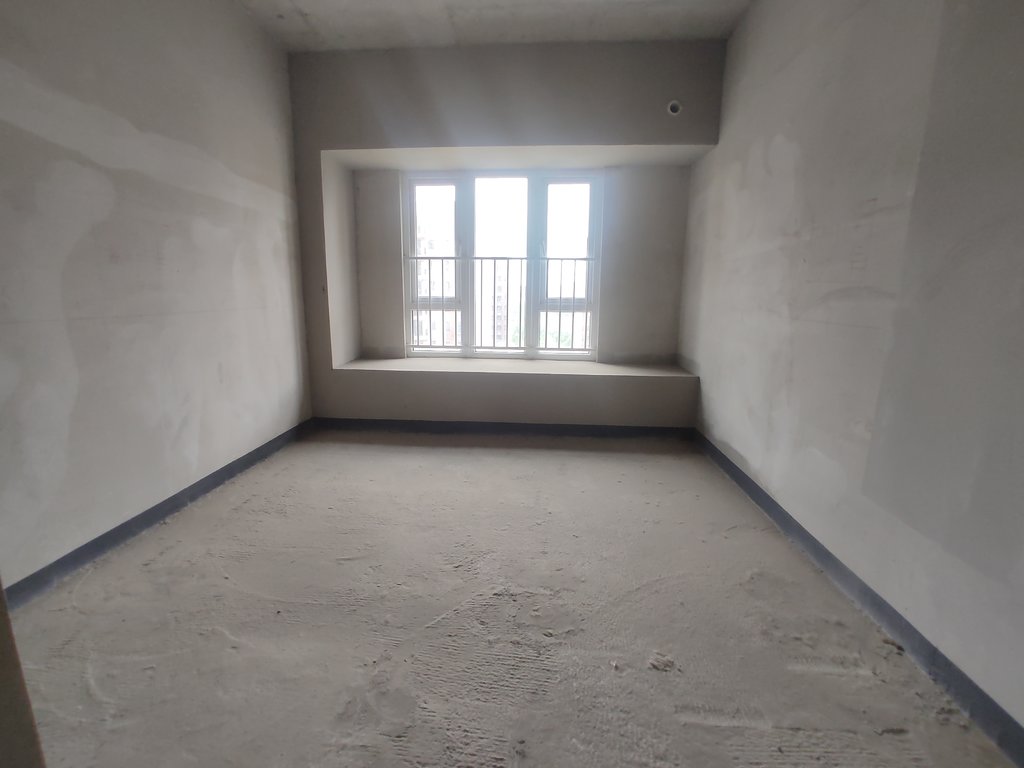 碧桂园.毛坯大四房.四开间朝南.买房送车位.看房方便