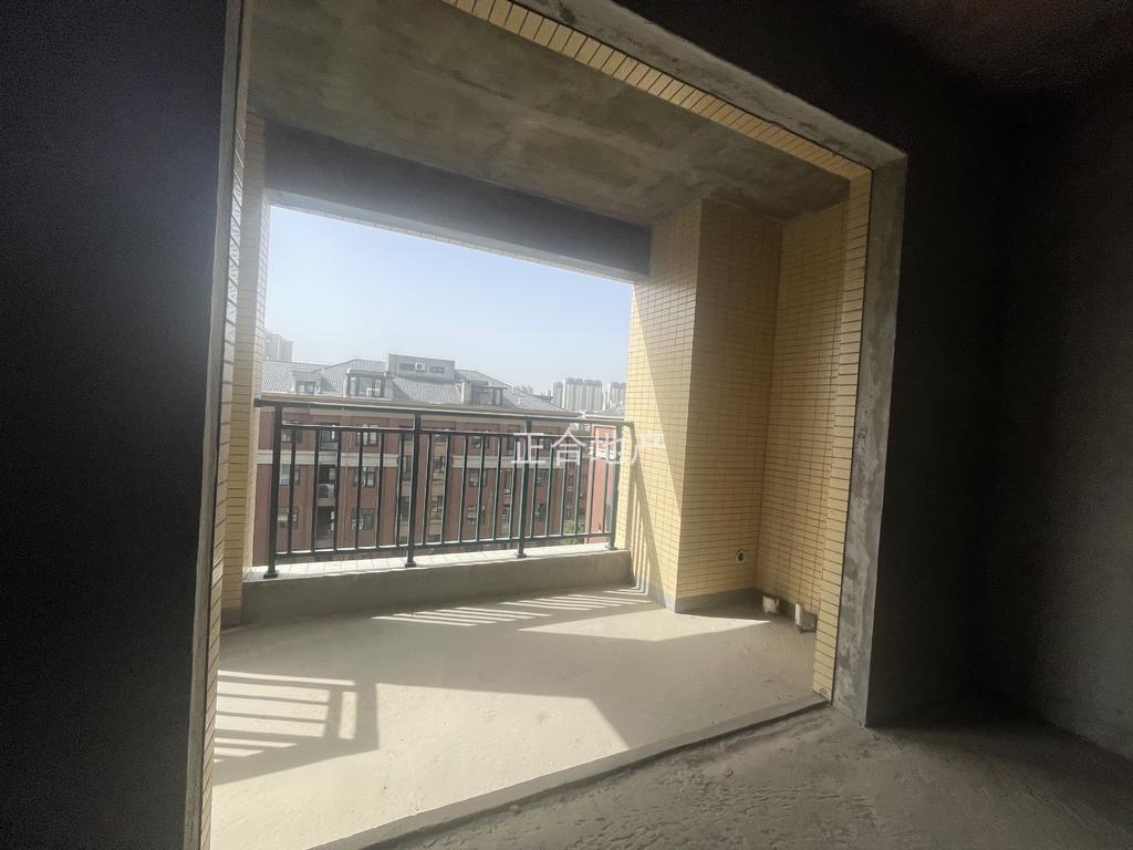 城南，新城壹号五期，电梯洋房，满两年，毛坯3室2厅2卫，南北通透