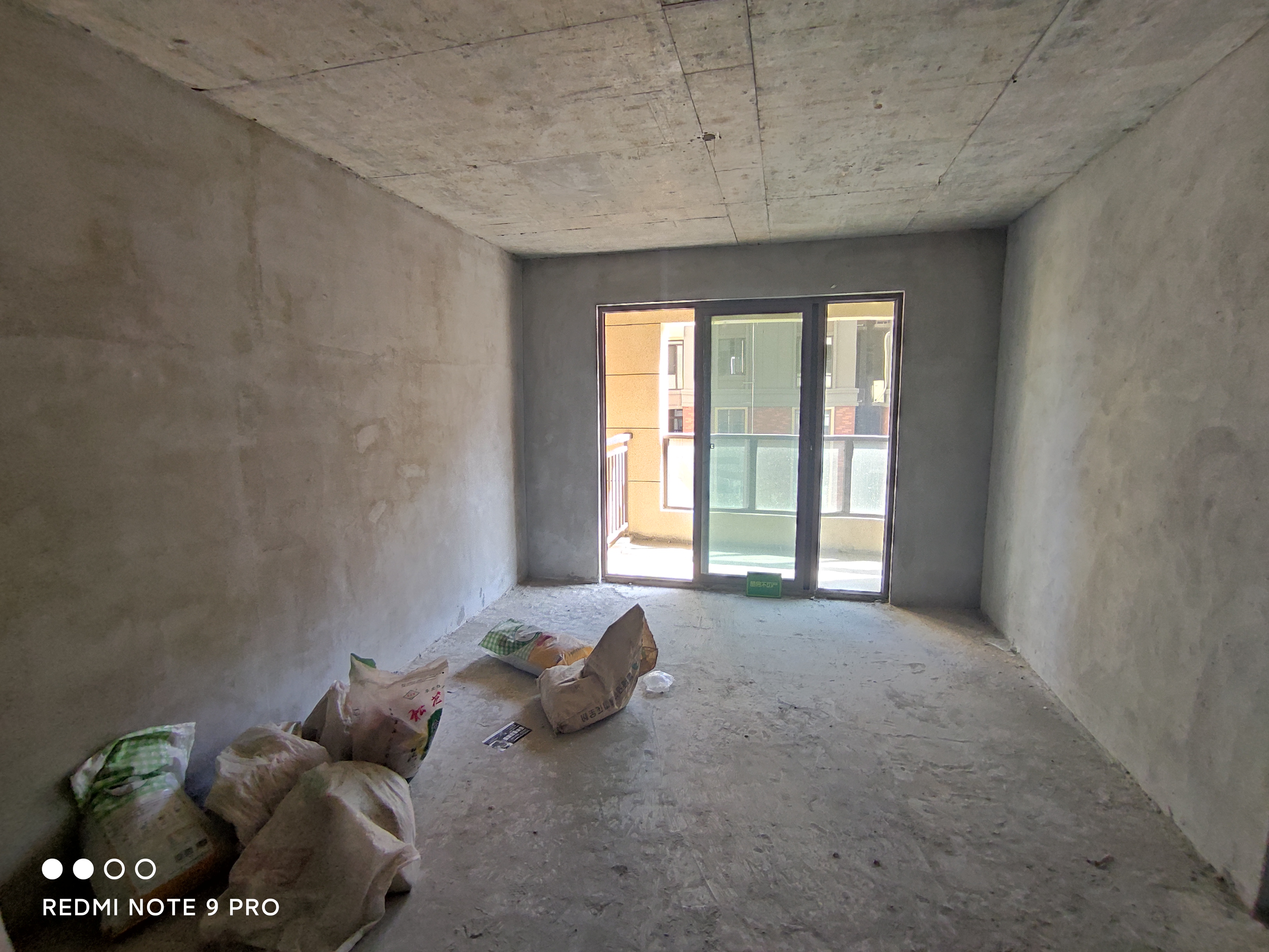 绿地香格里拉电梯好楼层毛坯三房两卫环境优美价格便宜急售