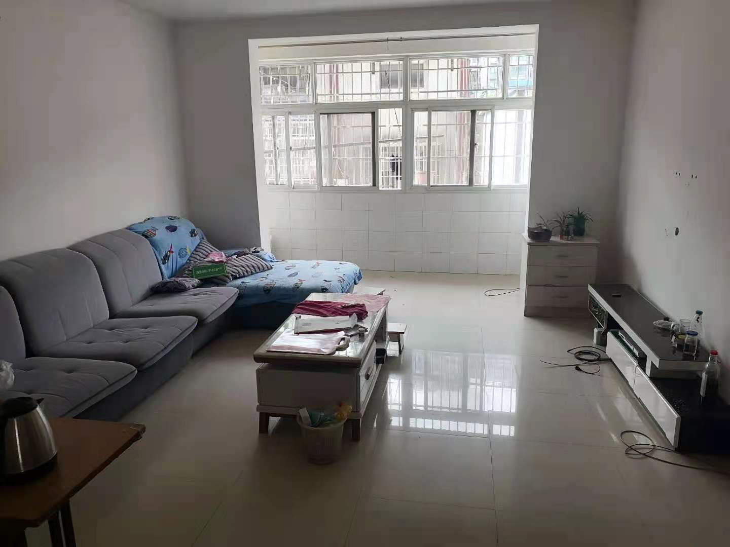 钱沟菜场旁边步梯三楼精装大三房老证诚心出售