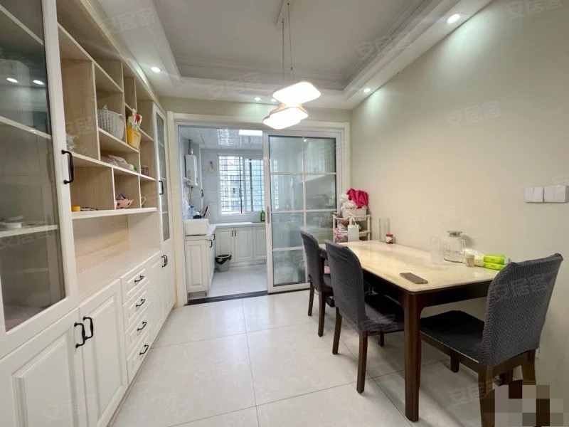 新妇幼对面，鸿昇现代城，精装四房，全屋品牌家具，南北通透，户型方正，采光好