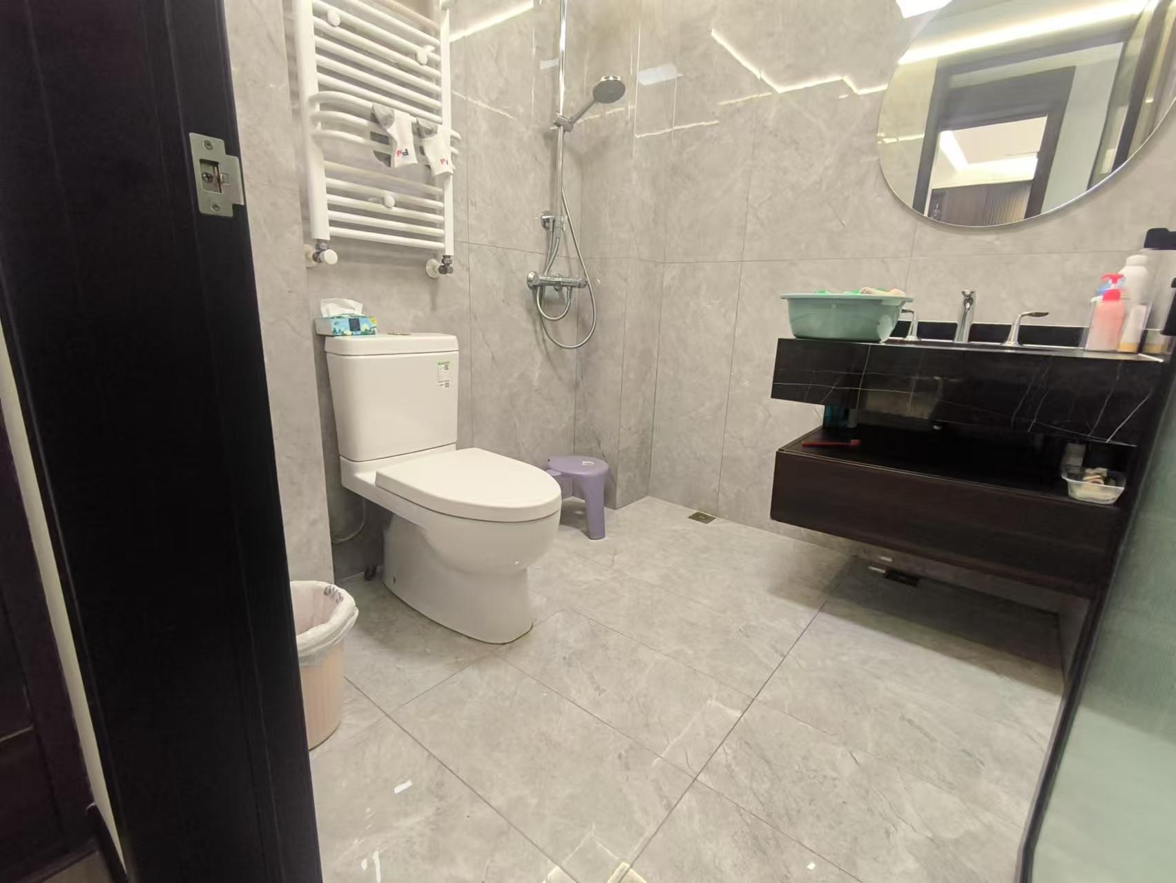 领秀城6室3厅大平层全新精装修，211平米难得的大平层洋房诚意出售！