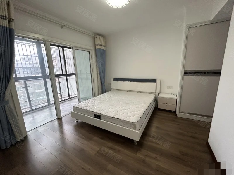 仙桃城南，楼下就是元泰三中，汉江景苑，单价4600，电梯小高层，边户，精装三房两厅两卫