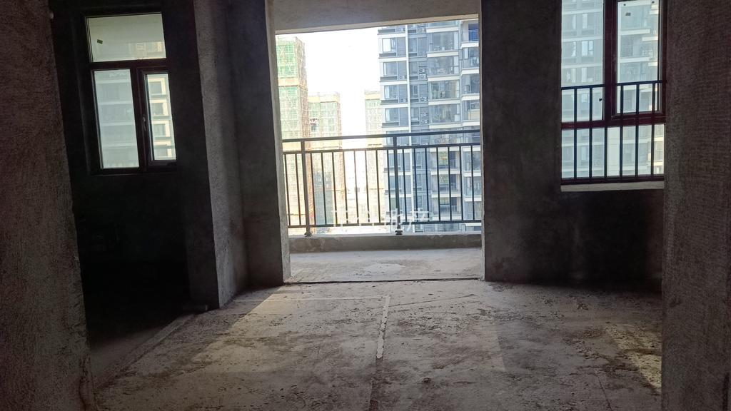 捡漏，亏本出售，风和日丽，毛坯4房，单价5000送车位，边户，电梯好楼层11楼，证满二