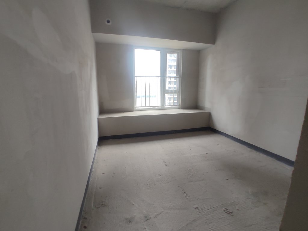 碧桂园.毛坯大四房.四开间朝南.买房送车位.看房方便