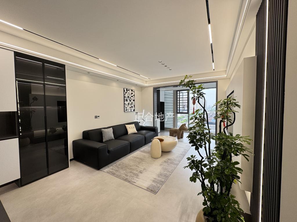 诚心出售，风和日丽， 全新装修，电梯好楼层13楼，证满二，南北通透