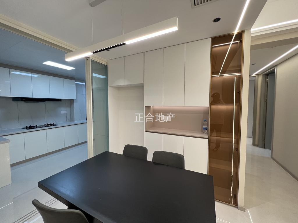 城南。御湖世家。好楼层电梯12楼。全新精装三房二卫，证满二，送车位