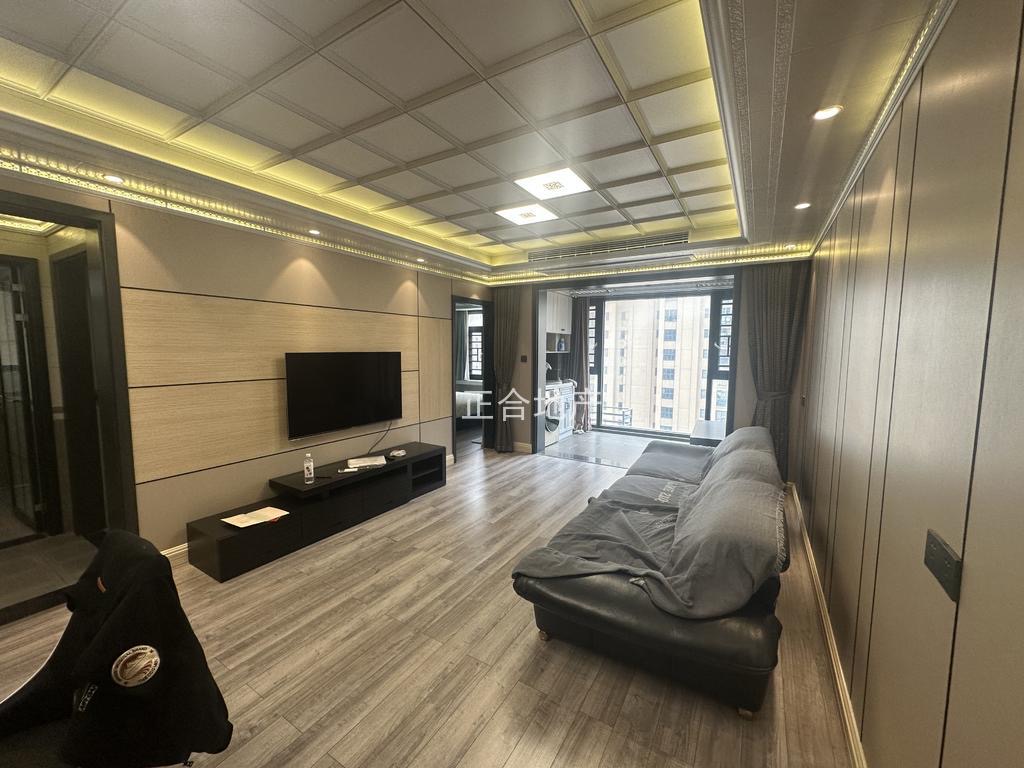 房东诚心出售、满庭春，中间楼层，精装供暖三房 装修了20大几万，证满二，看中可谈