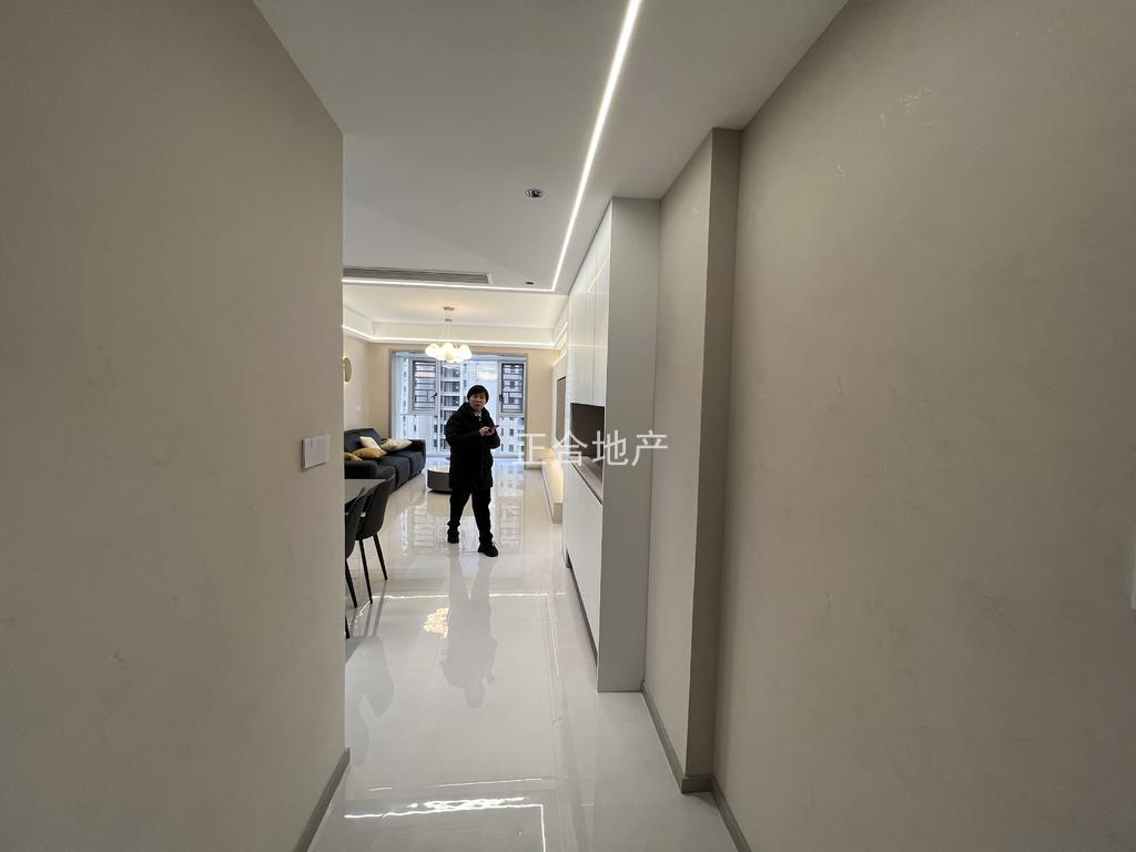 城南。御湖世家。好楼层电梯12楼。全新精装三房二卫，证满二，送车位