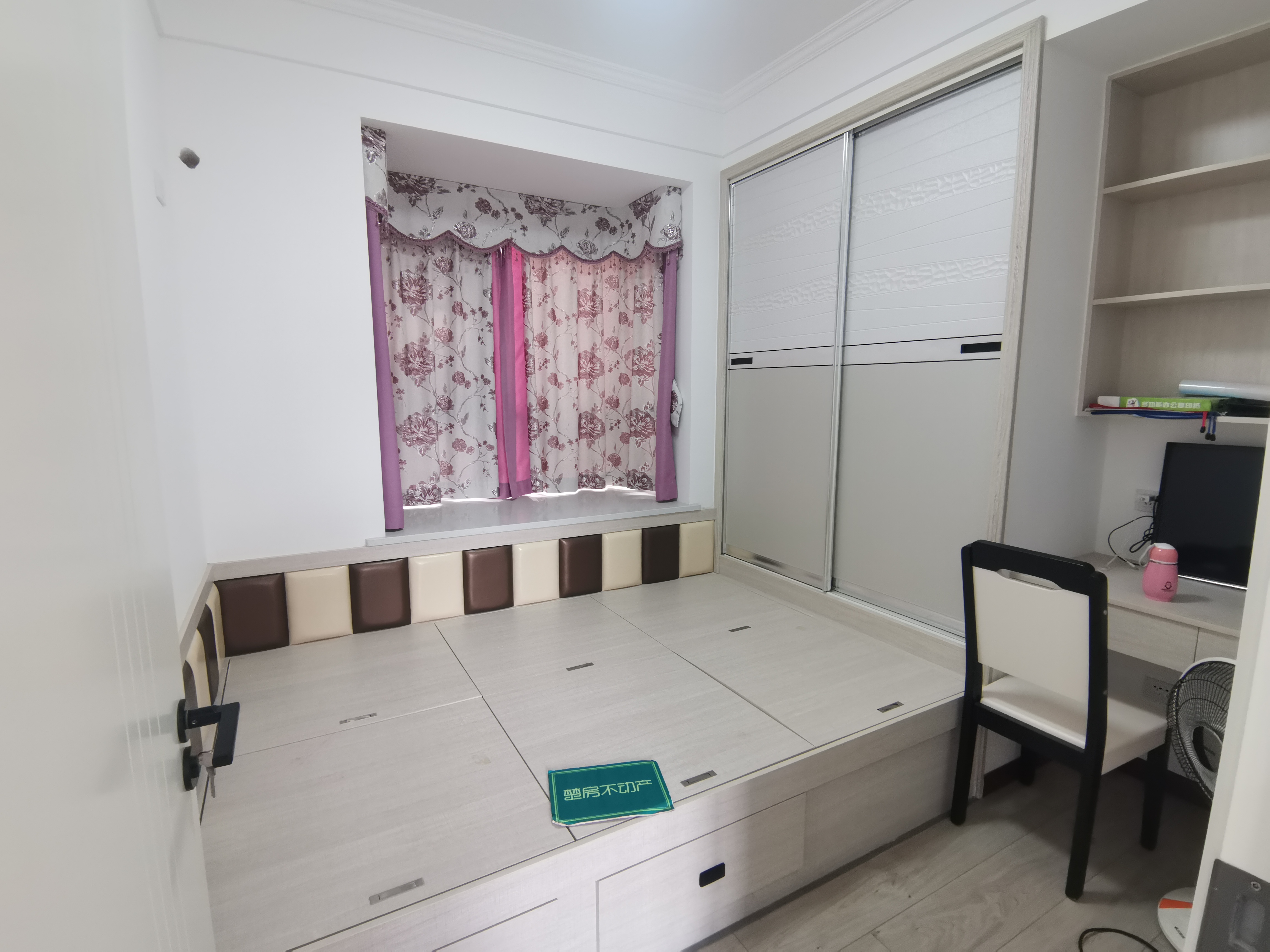 沔阳公馆精装三房两卫，视野采光好，全新装修拎包入住！