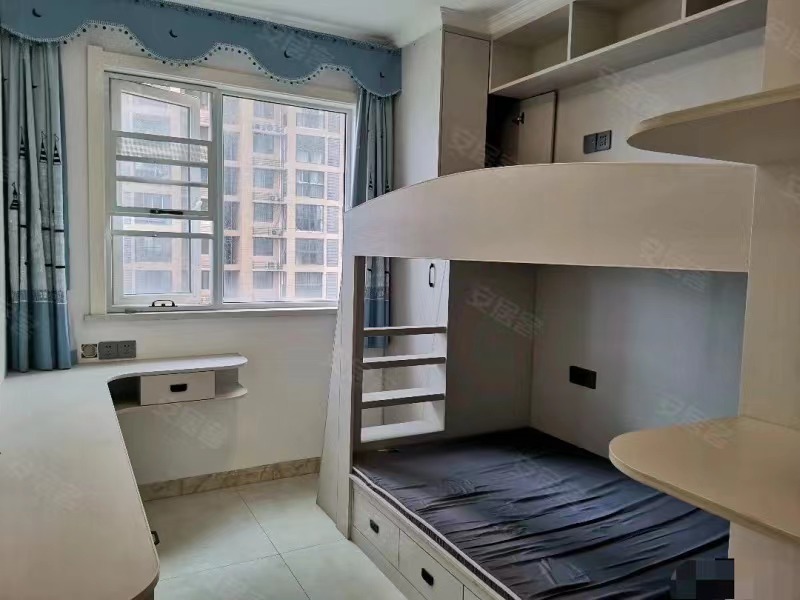 247，仙桃xiao学新三中，单价4800，精装3房2厅2卫，9成新，电梯中间楼层证件满2，双阳台