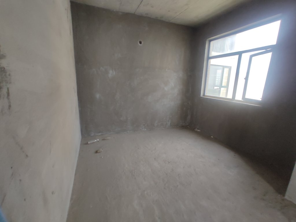 新城一号五期.毛坯三房送路户花园.三开间朝南.看房方便