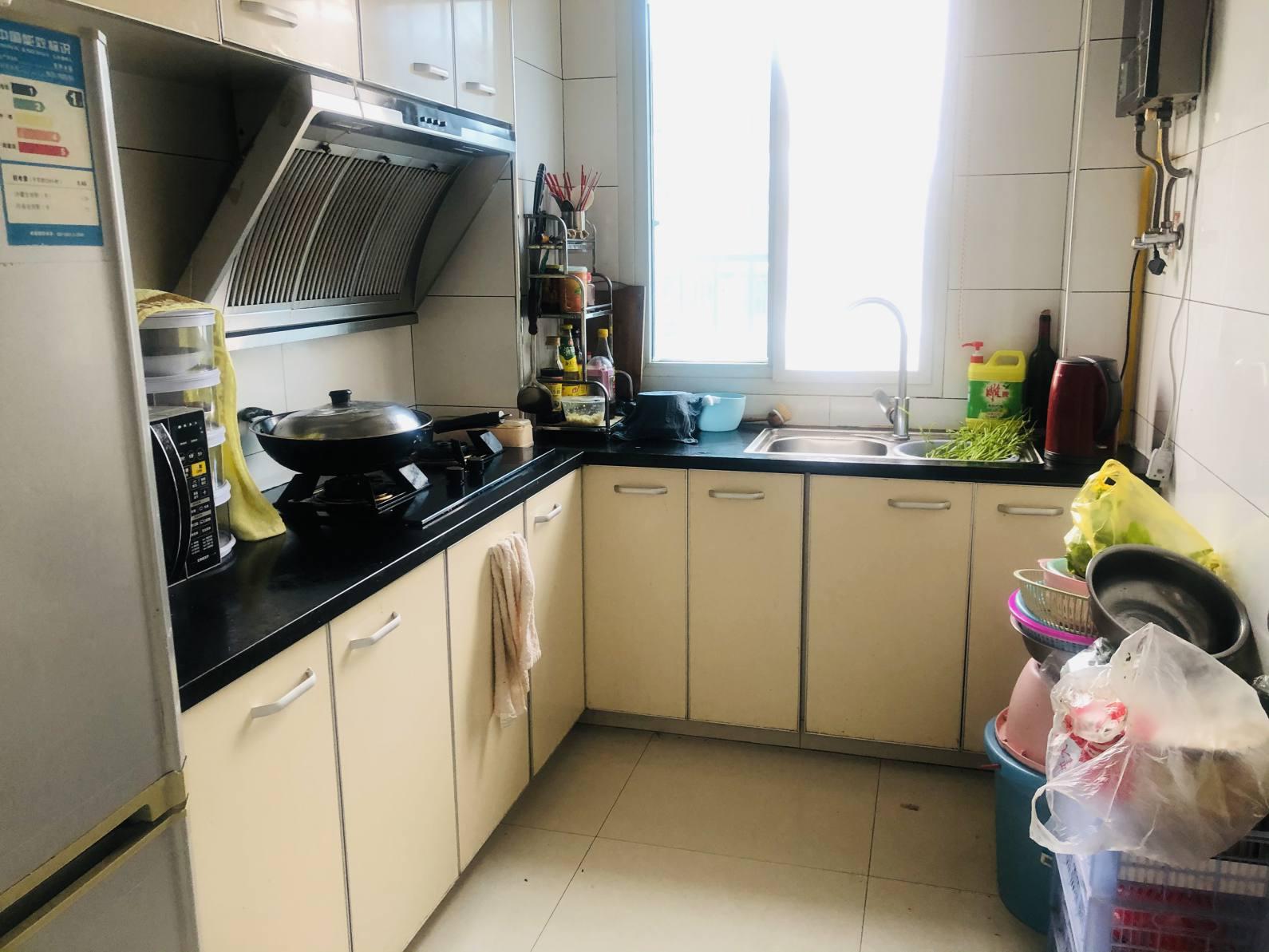 仙桃新车站附近，精装三房，看房方便