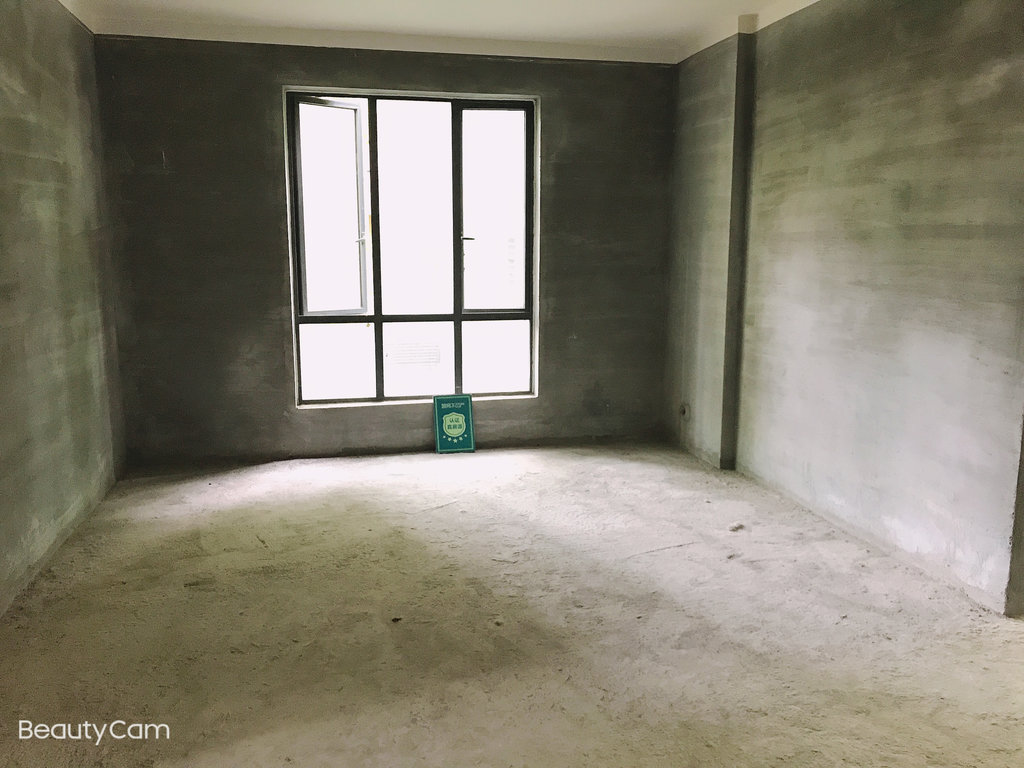 绿地华庭锦城毛坯三房中间楼层户型方正房东诚意出售