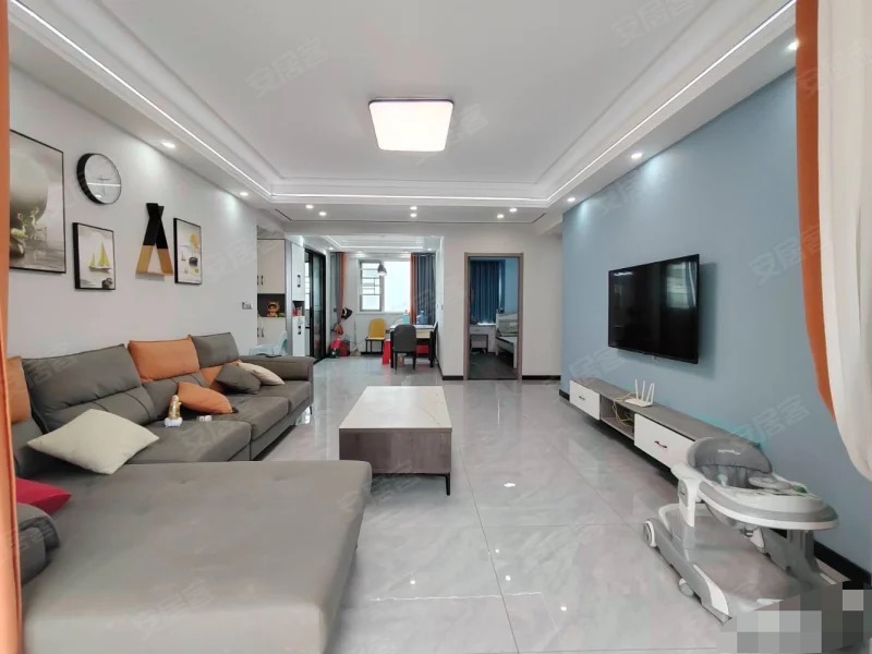 满庭春，精装三房，带入户花园，单价5000，保养成色新，证满二，诚心出售