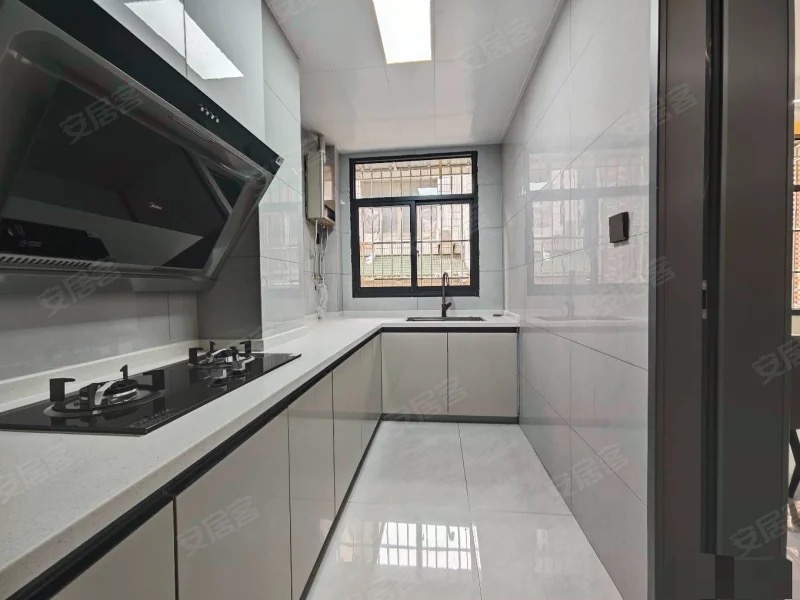 降价了，沔阳xiao学老二中，步梯2楼，全新装修大三房，单价3千多，证满五，旁边就是步行街和武商