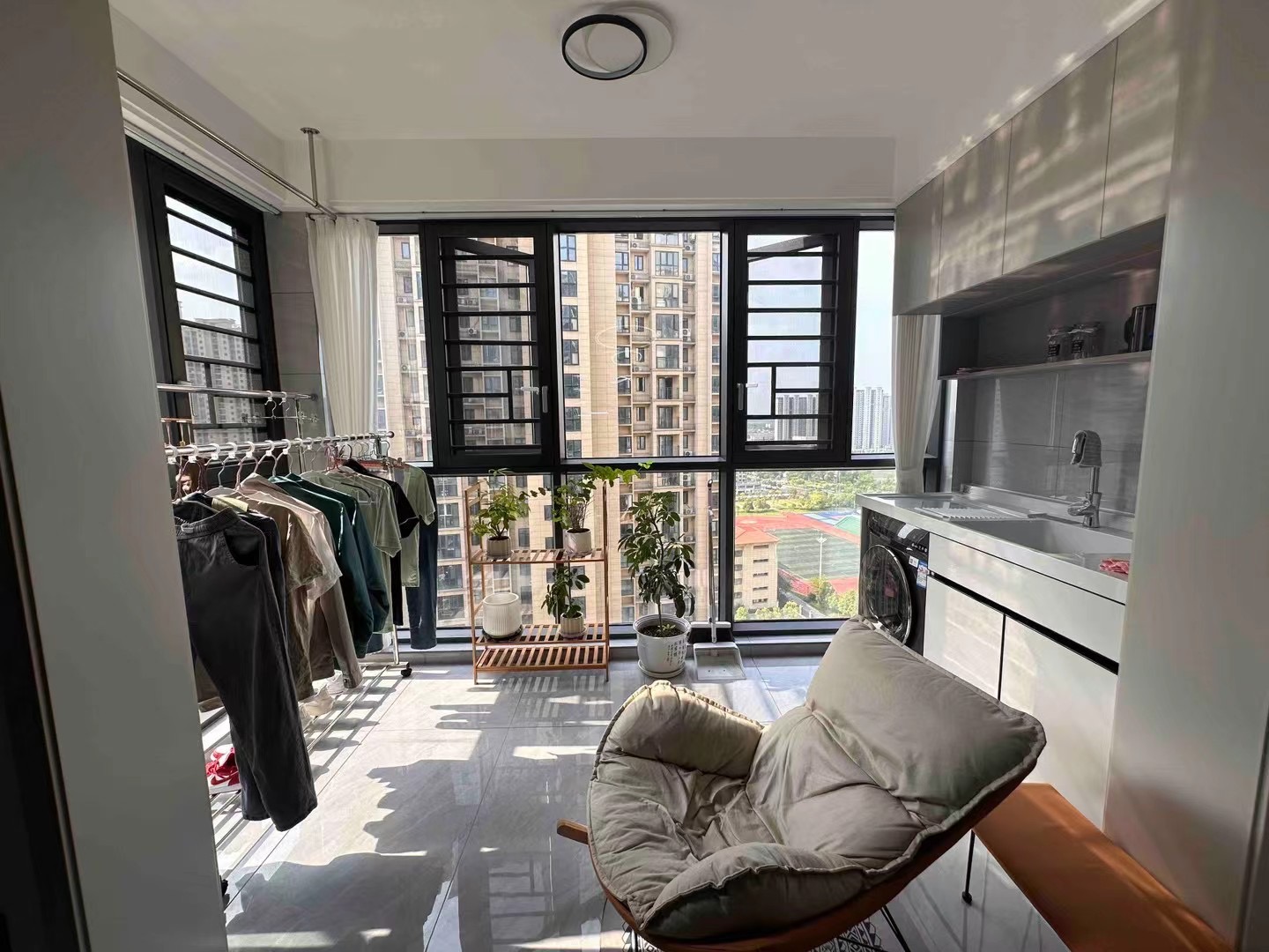 130，森林国际，精装三房，19楼好楼层，9.9成新装修，拎包入住单价只要6000+，二中二小正对面