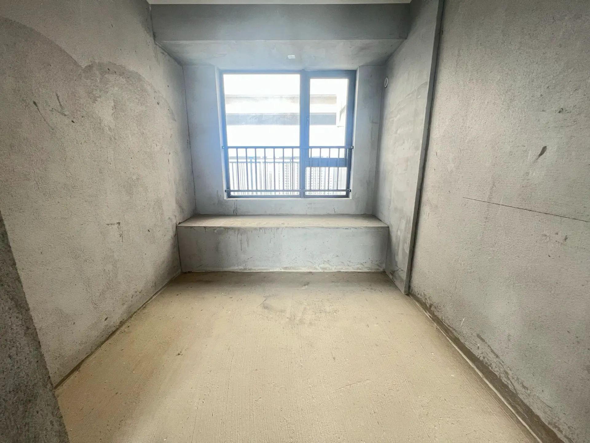 城南吾悦广场毛坯大三房，单价4千出头，业主好说话，到价可签