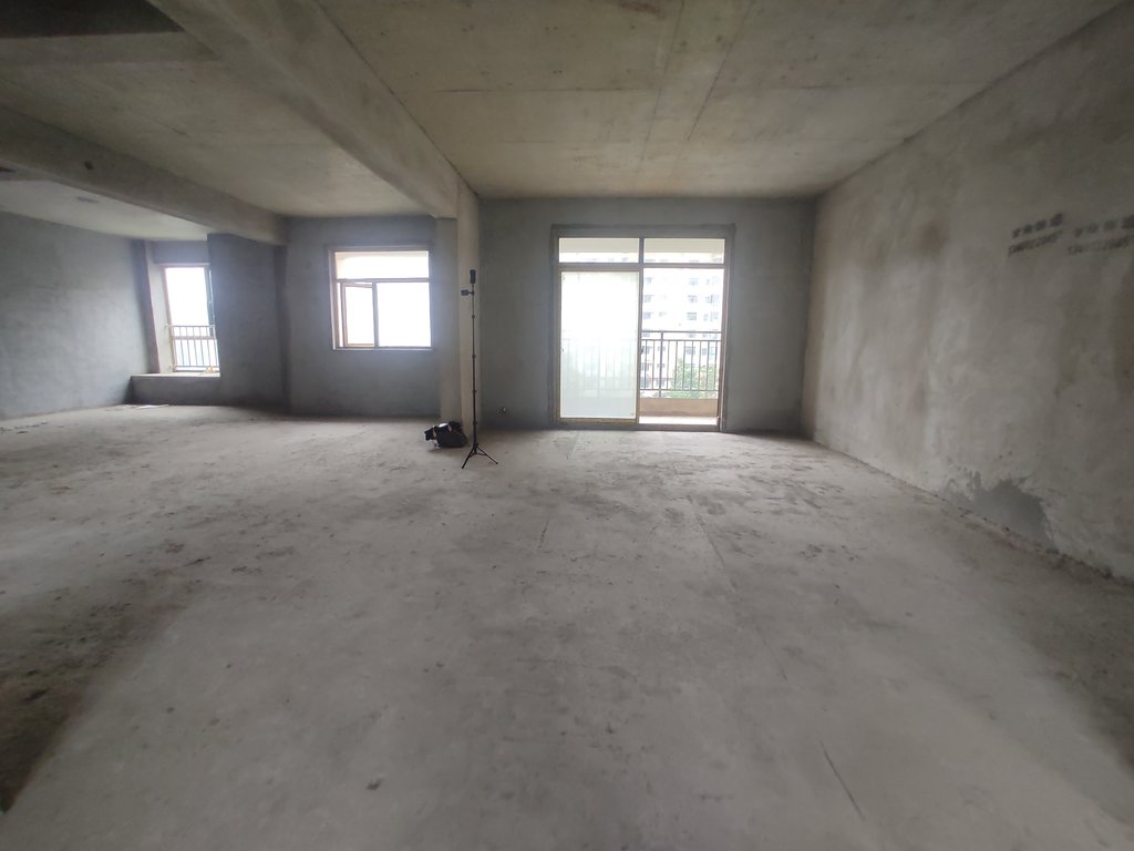 新城一号.毛坯四房.单嫁才5700呦.看房方便