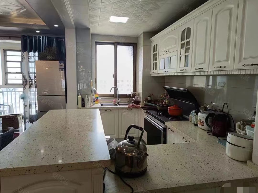 65，房东亏本急售，锦绣江山，单价5500，全屋地暖，精装四房，证满二，小区环境奈斯，双阳台