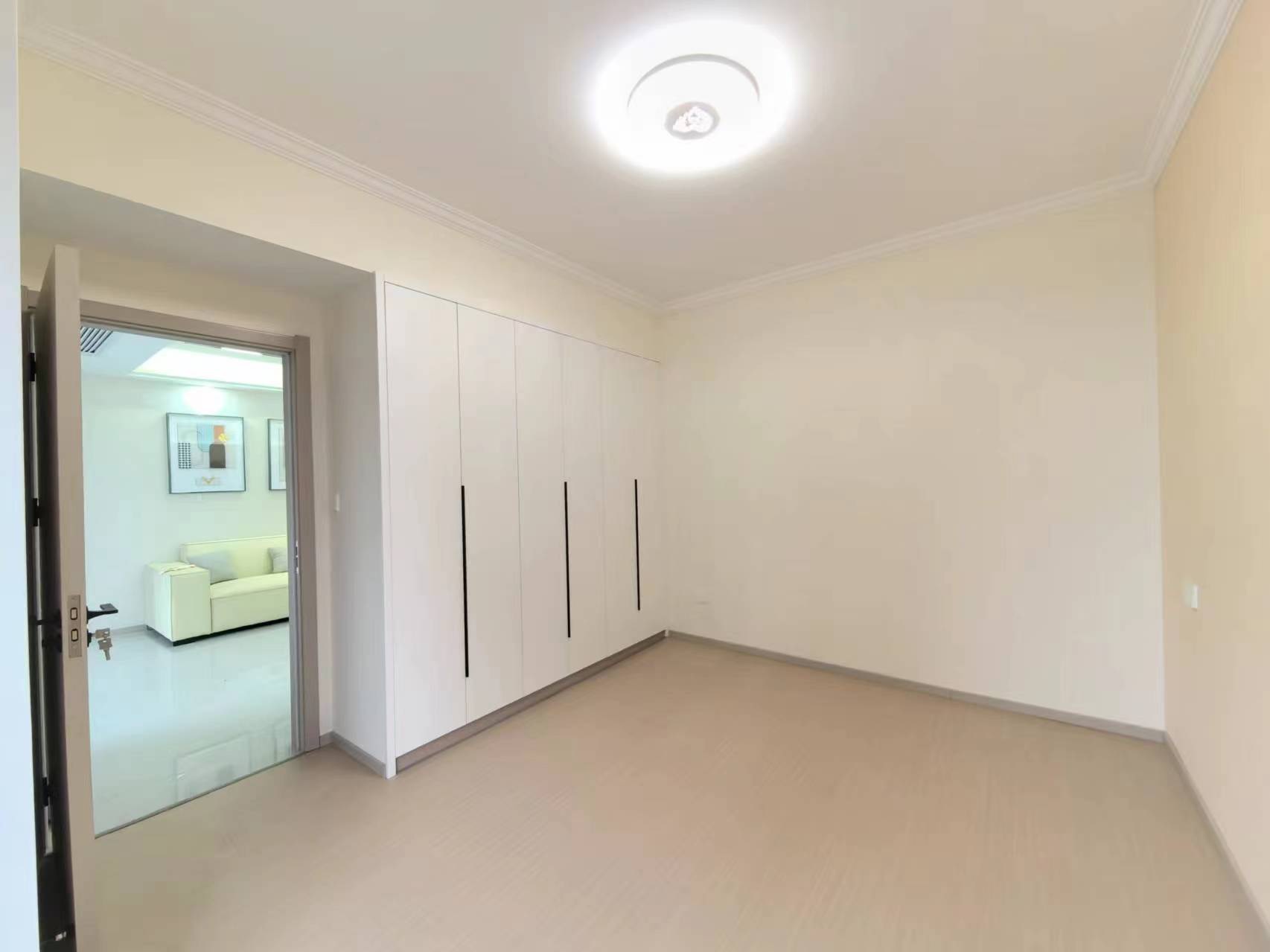 急售，房东降价了，一中对面，精装两房，成色很新，中间好楼层，证满二